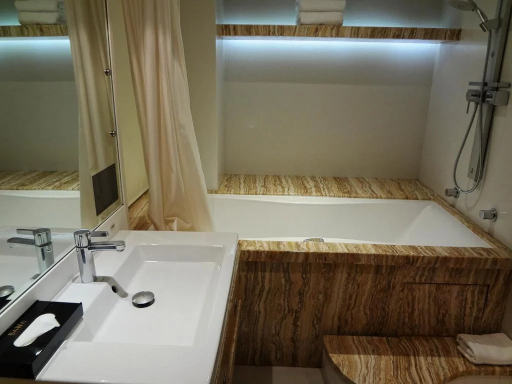 Hotel Bawa Continental - Hotel with Bathtub in Mumbai