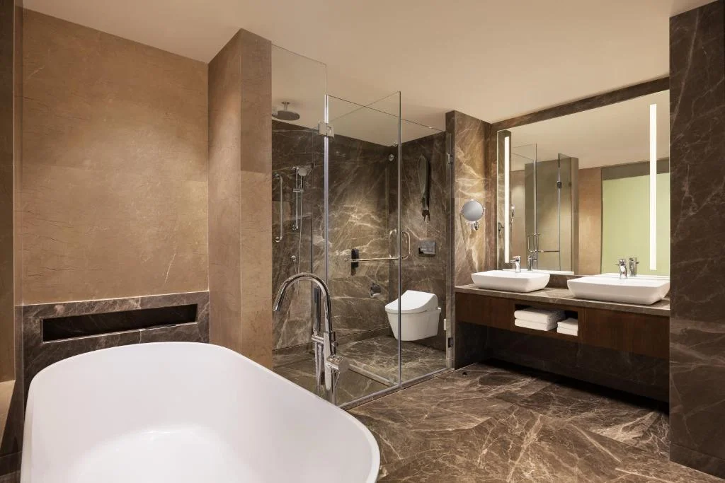 Hotel Room Courtyard By Marriott - Hotel with Bathtub in Shillong