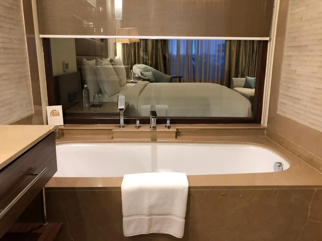 Hotel Room Doubletree By Hilton - Hotel with Bathtub in Agra