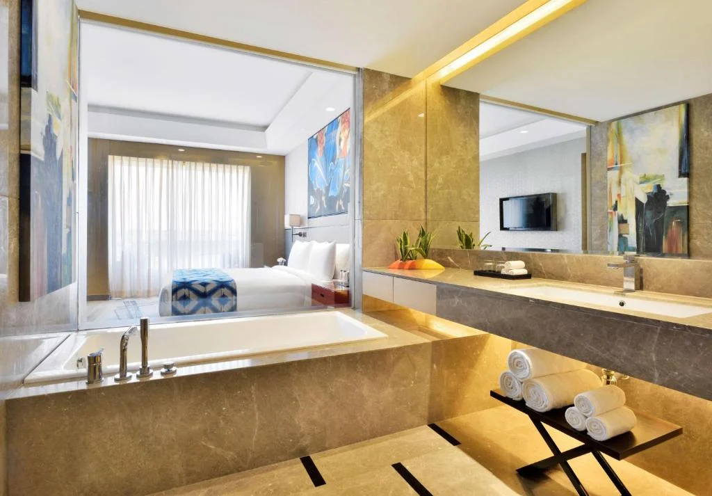 Hotel Room Radisson Blu - Hotel with Bathtub in Faridabad