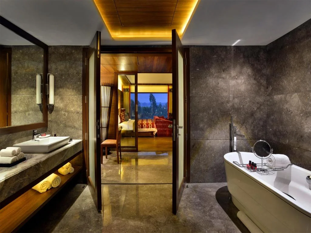 Hotel The Lalit - Hotel with Bathtub in Chandigarh
