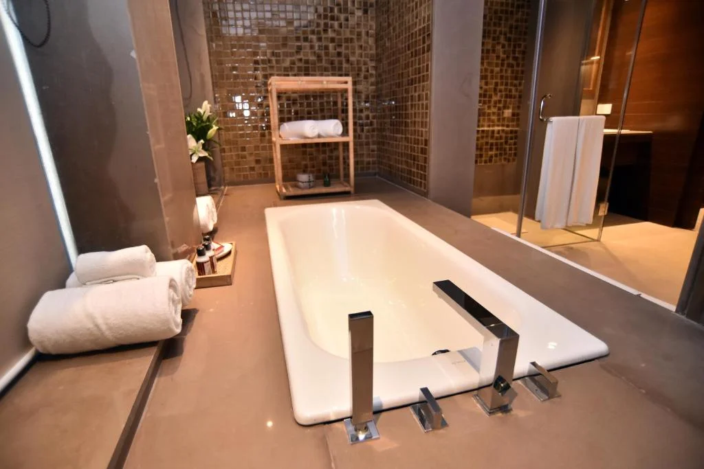 Hotel The Lalit Mangar - Hotel with Bathtub in Faridabad