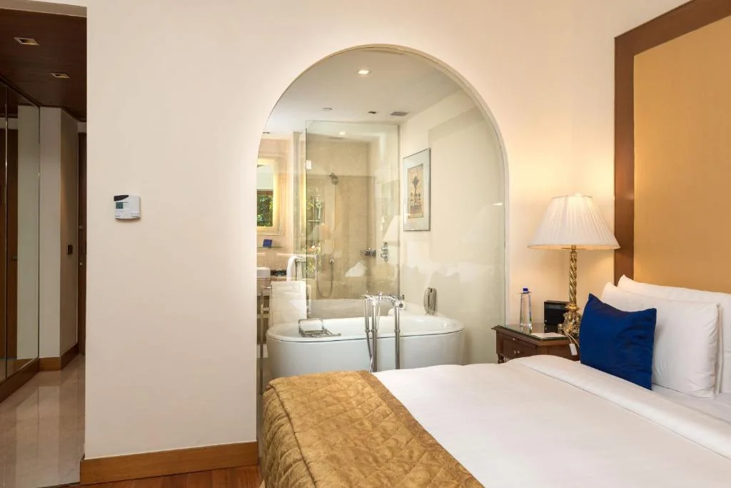 Top Luxury Hotels with Unique Bathtub Experiences: Panoramic Views & Designer Tubs