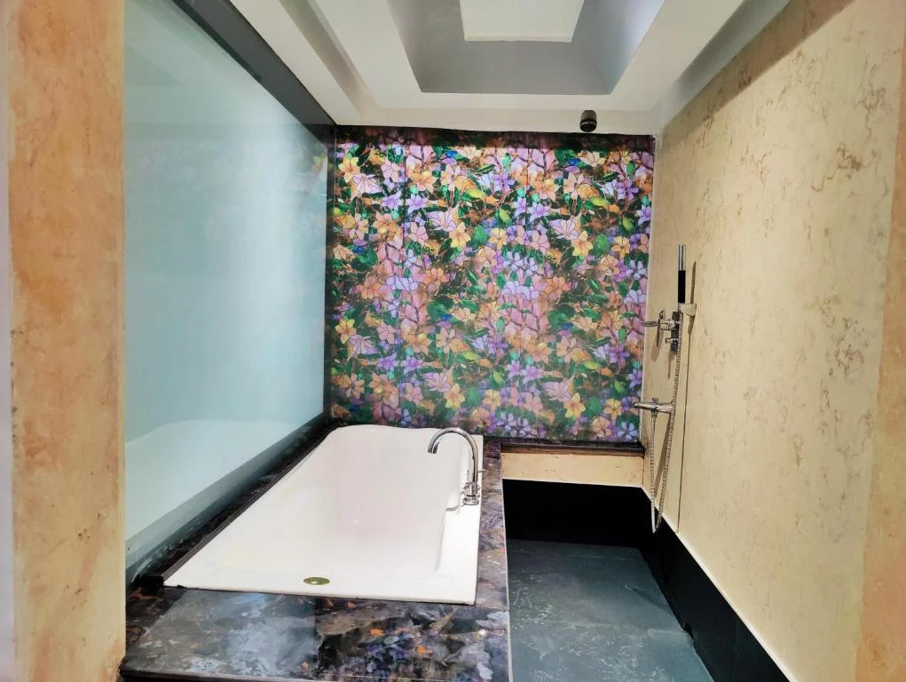 Hotel The Regent Regency Rediscovered - Hotel with Bathtub in Chandigarh