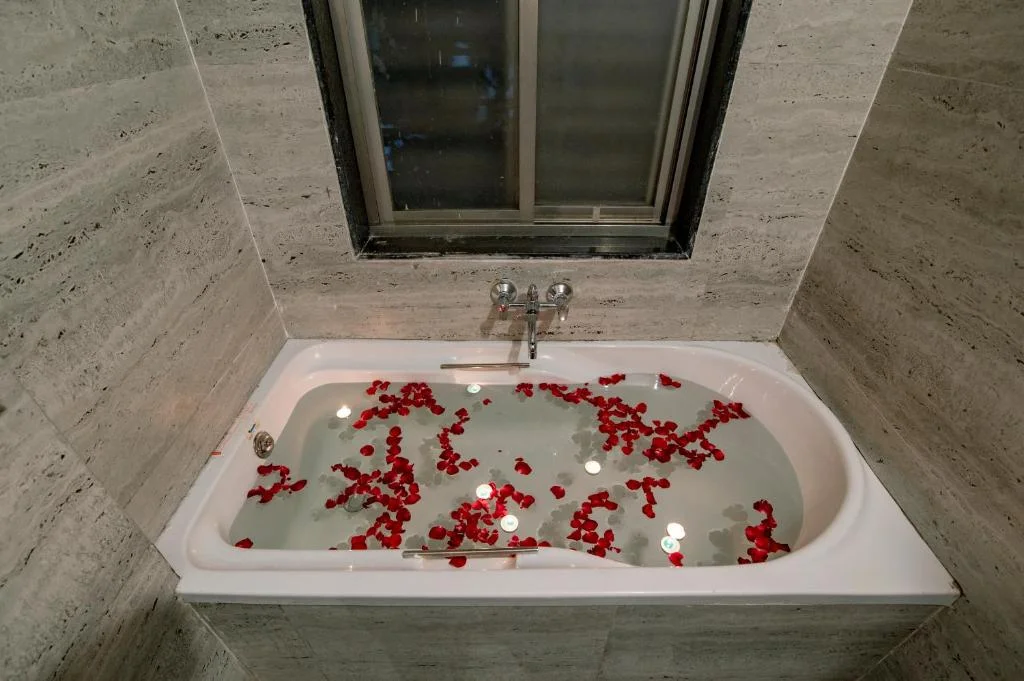 In Room Freesia Resort By Express Inn - Hotel with Bathtub in Nashik