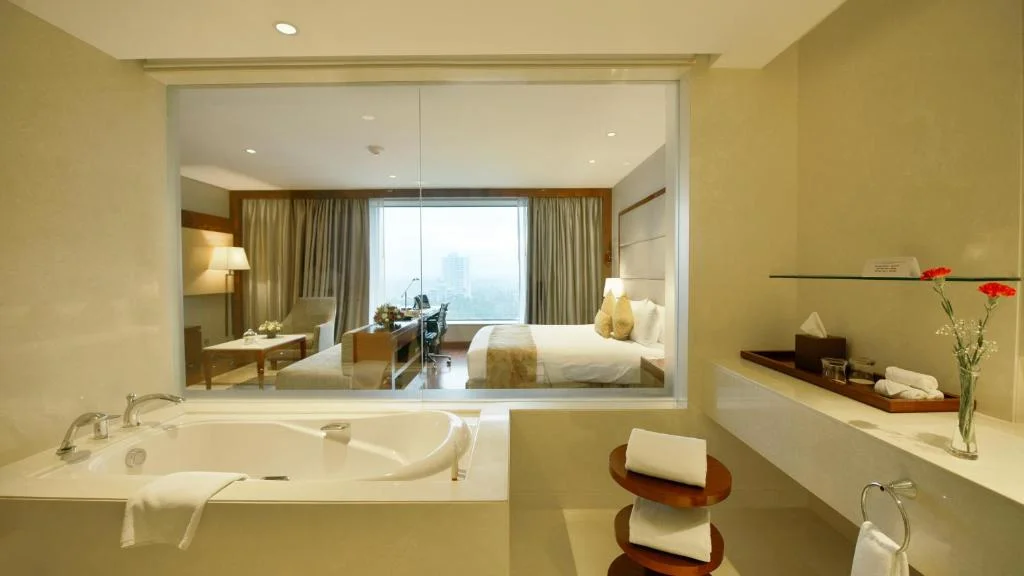 Crowne Plaza An Ihg Hotel - Hotel with Bathtub in Kochi