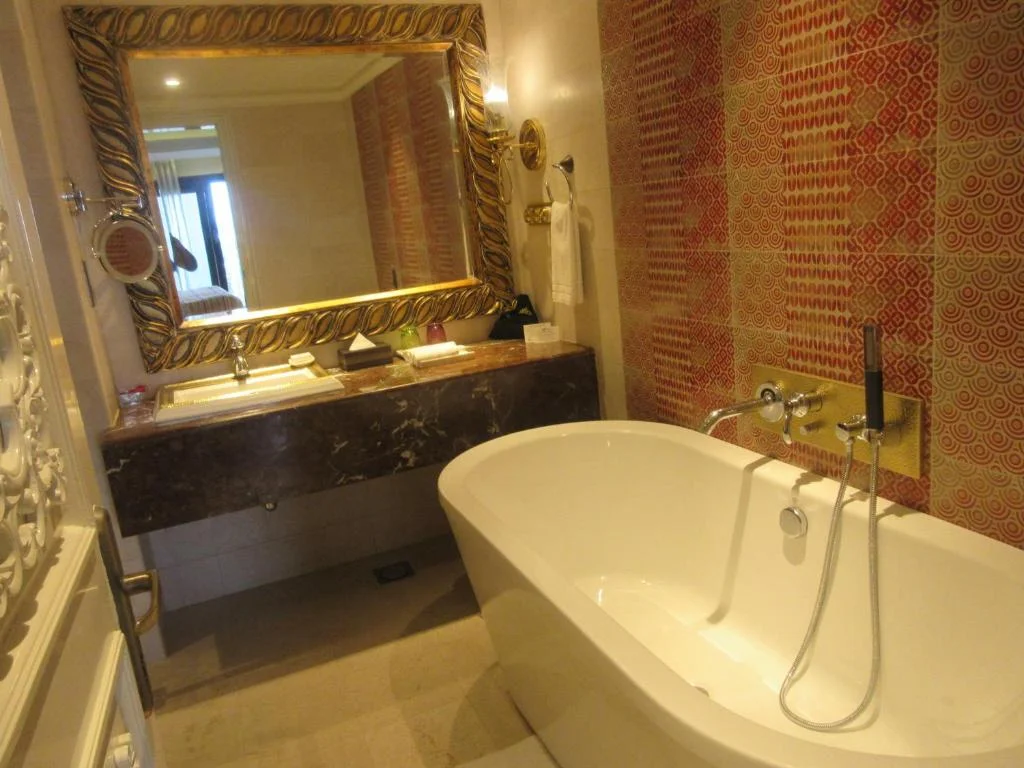 Fragrant Nature A Five Star Classified Hotel - Hotel with Bathtub in Agra