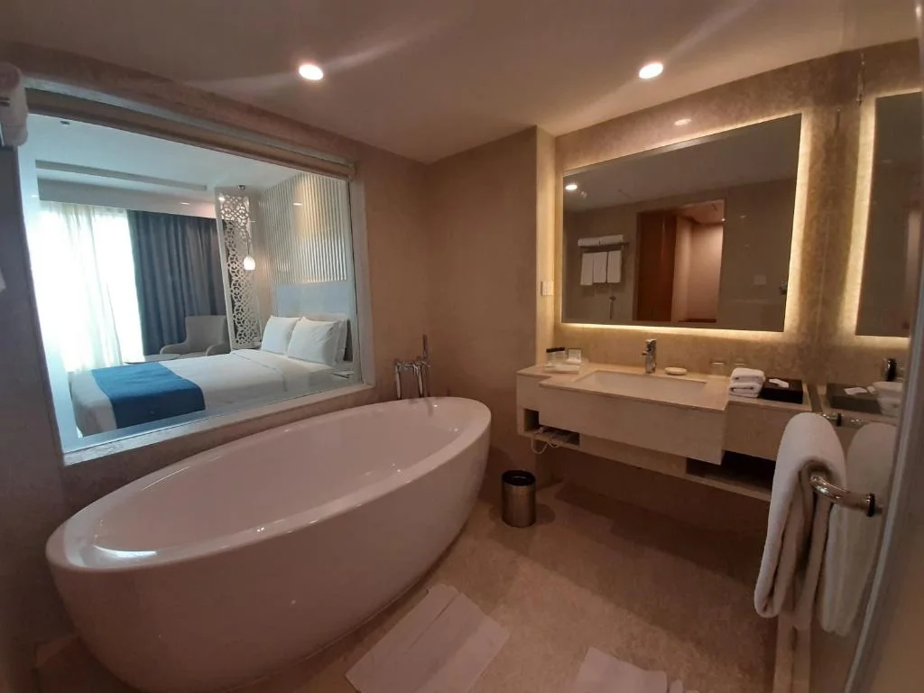 Holiday Inn Ranjit Avenue An Ihg Hotel - Hotel with Bathtub in Amritsar