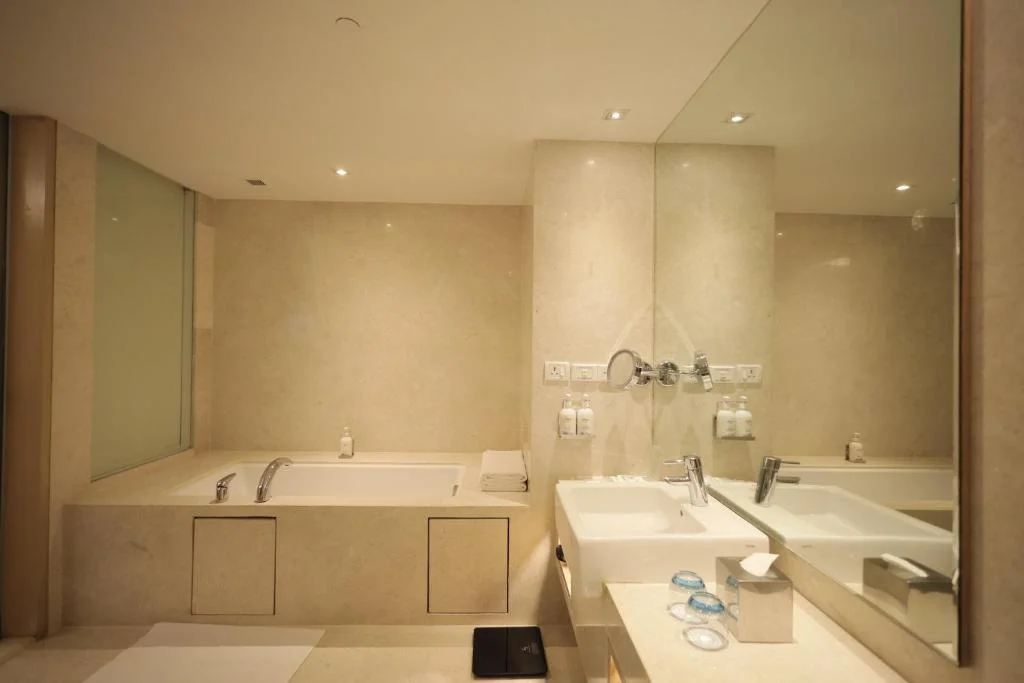 Holiday Inn International Airport An Ihg Hotel - Hotel with Bathtub in Mumbai
