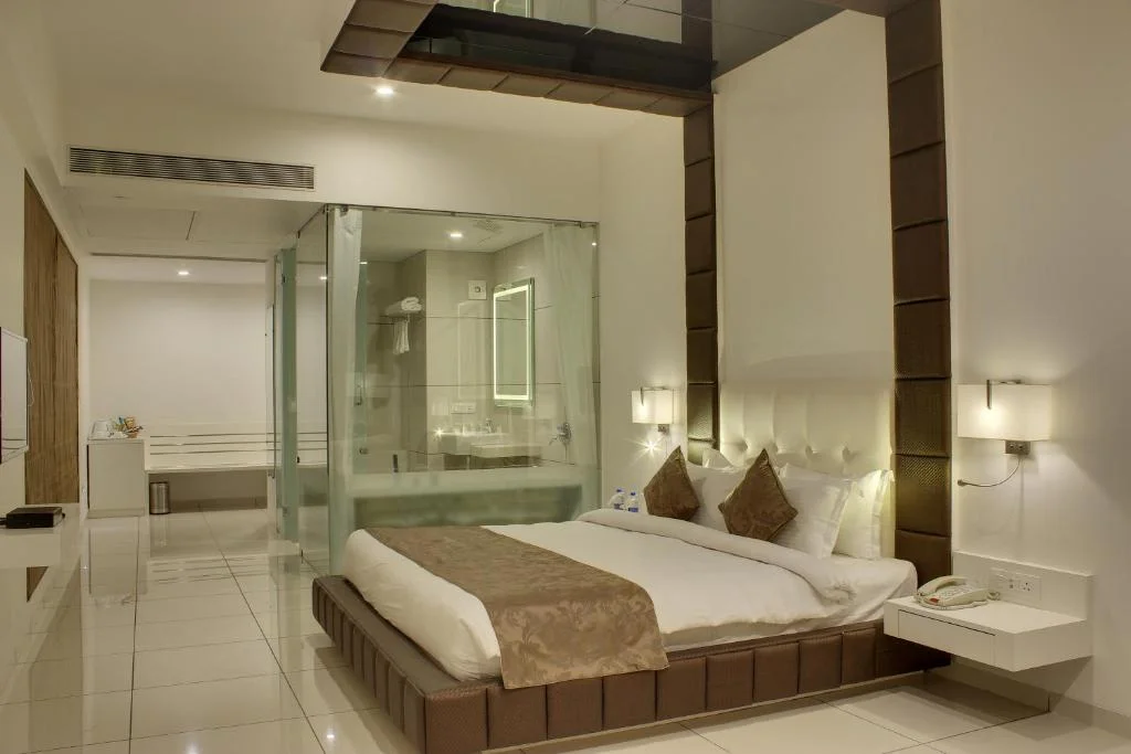 Hotel Lake View - Hotel with Bathtub in Saputara