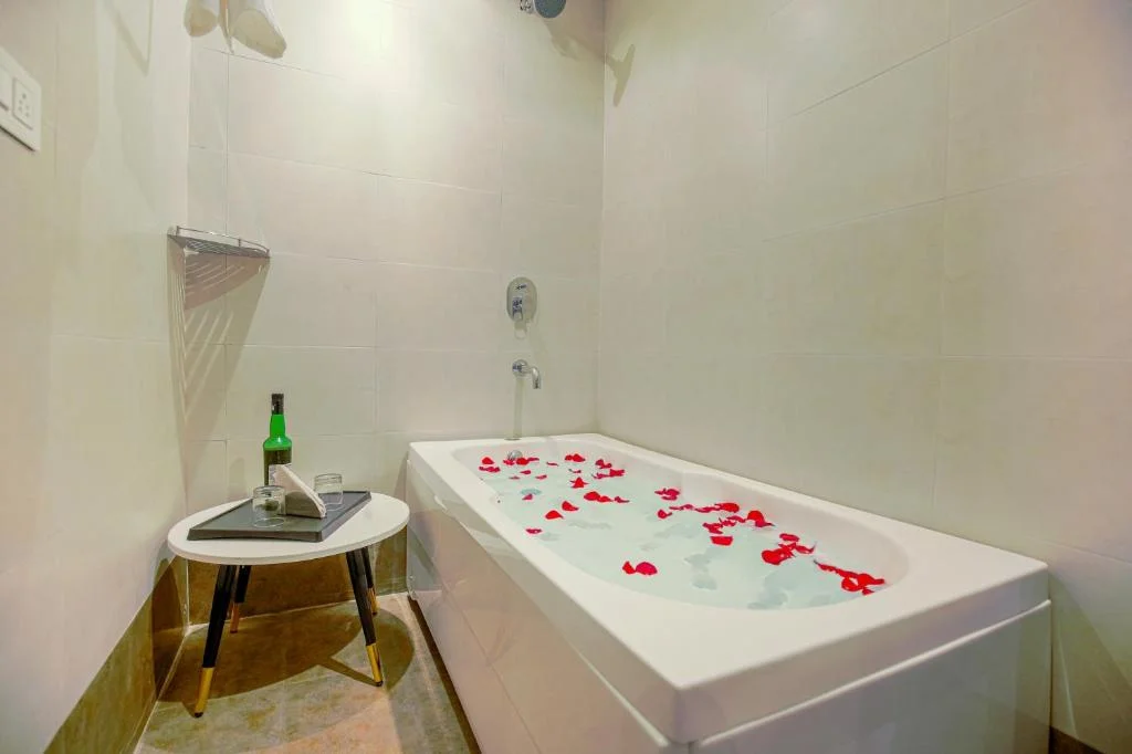 Pax Ak Continental - Hotel with Bathtub in Zirakpur