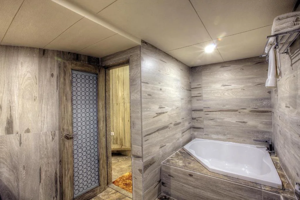 Scenaria Hotel - Hotel with Bathtub in Ahmedabad