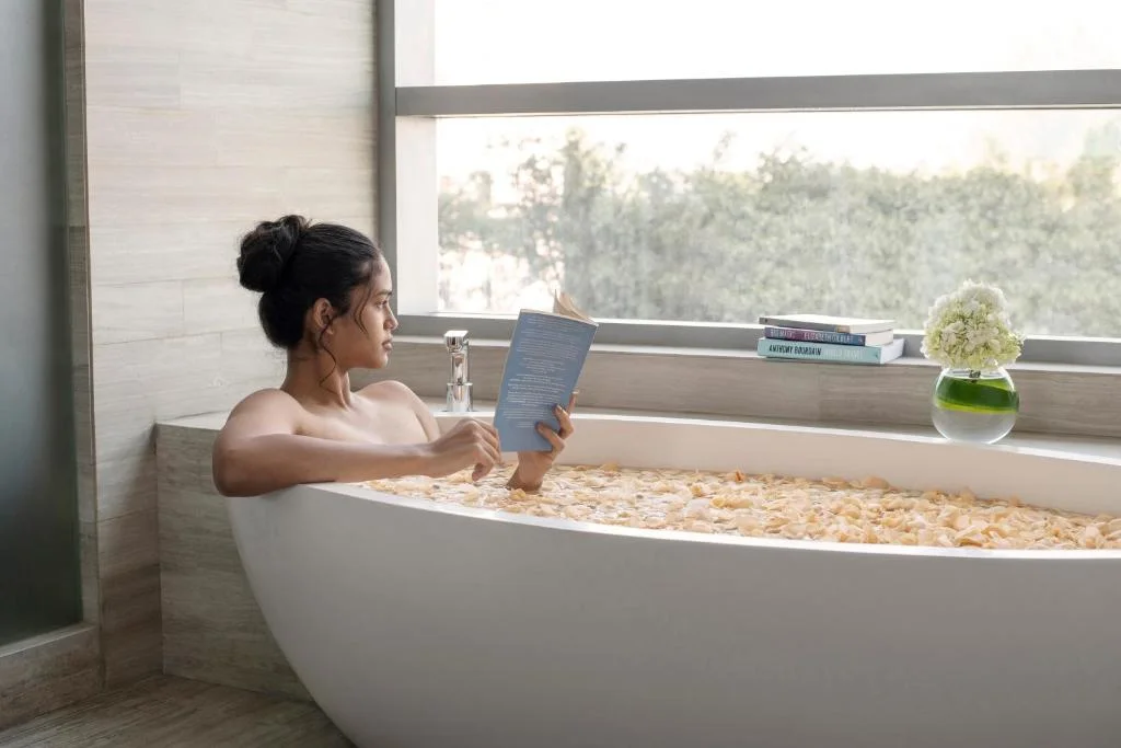 Women Four Seasons Hotel At Embassy One - Hotel with Bathtub in Bangalore