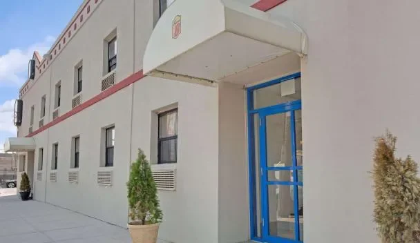 Super 8 by Wyndham Long Island City LGA Hotel - Hotel with Bathtub in New york