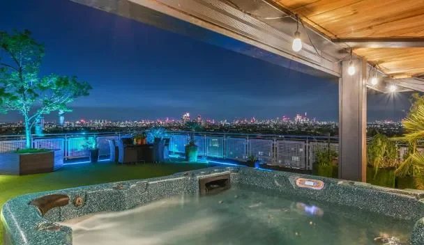 The London Skyline Penthouse - Hotel with Bathtub in London