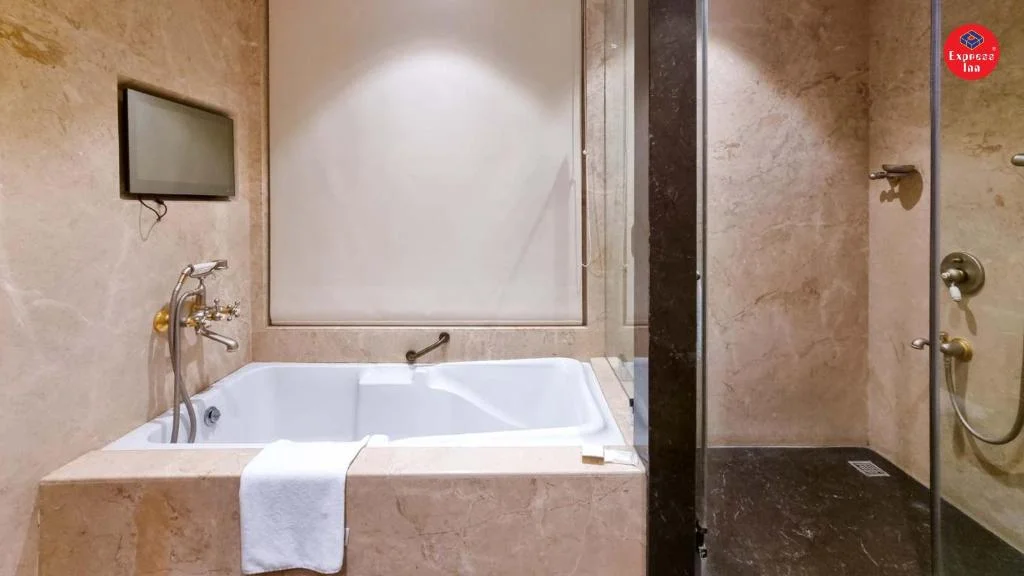 Express Inn The Business Luxury Hotel - Hotel with Bathtub in Nashik