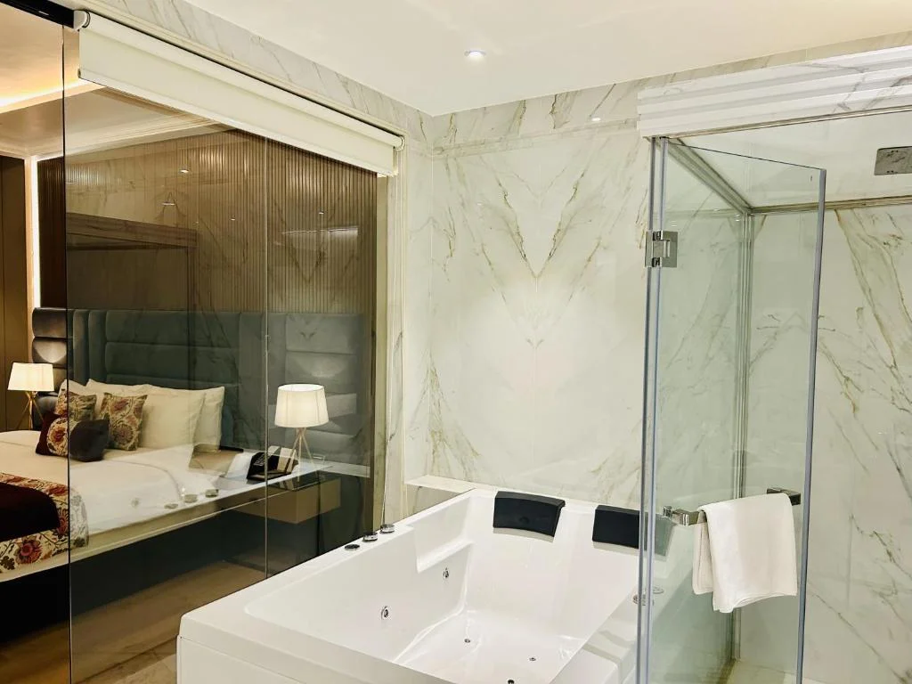 Fortune Ranjit Vihar Member Itcs Hotel Group - Hotel with Bathtub in Amritsar