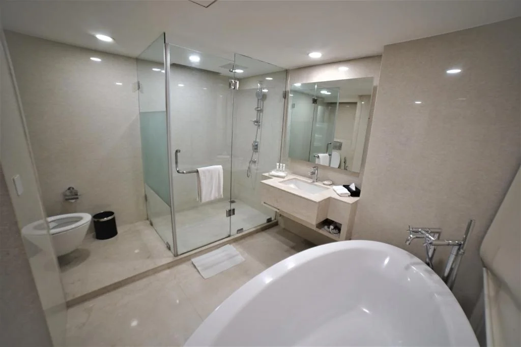 Holiday Inn Ranjit Avenue Ihg Hotel - Hotel with Bathtub in Amritsar
