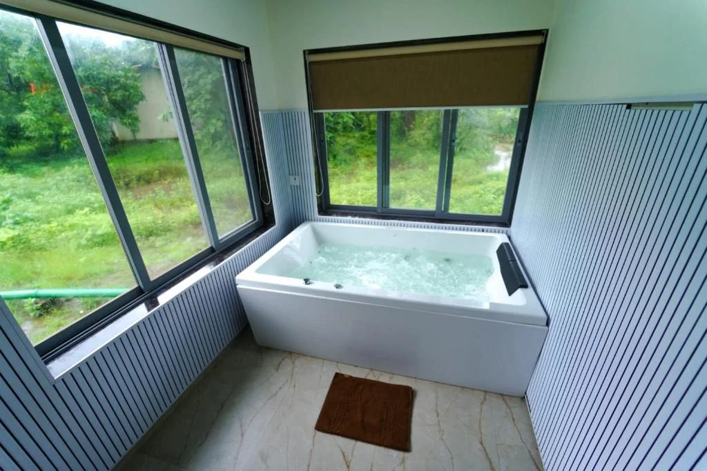 Teak Resort - Hotel with Bathtub in Karjat