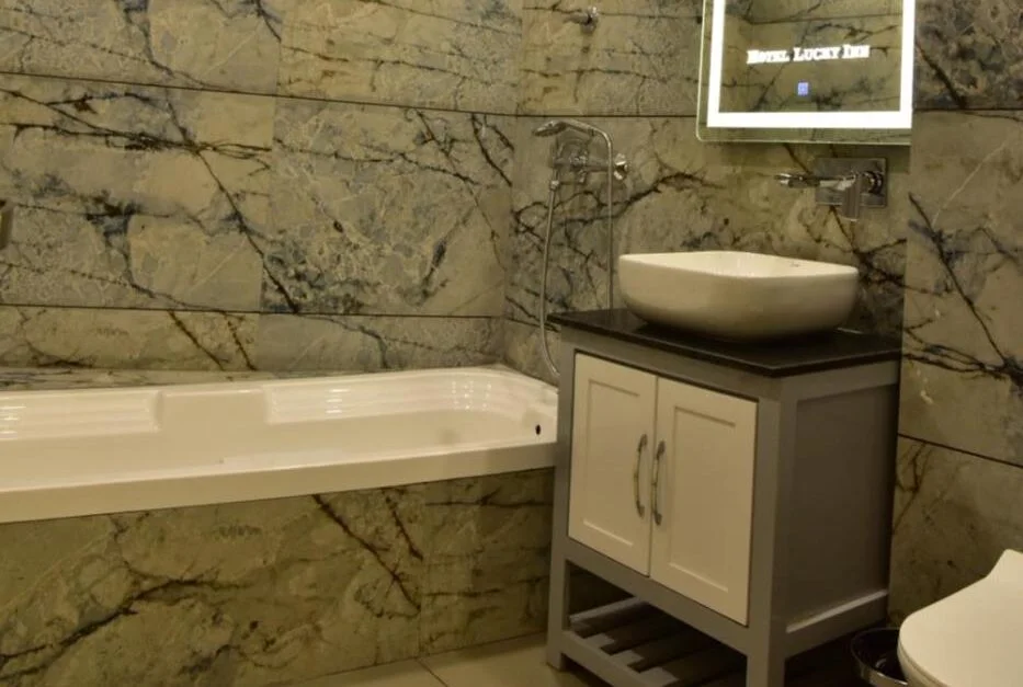 Hotel Lucky Inn - Hotel with Bathtub in Zirakpur