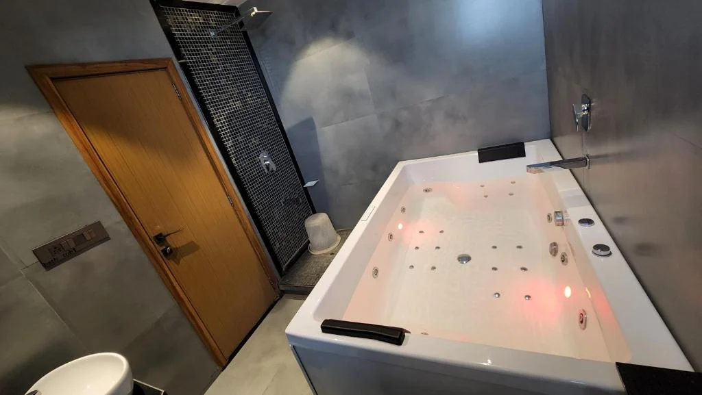 Hotel Nova Boutique - Hotel with Bathtub in Rajkot