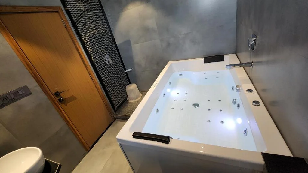 Hotel Nova Boutique With Spa Bath - Hotel with Bathtub in Rajkot