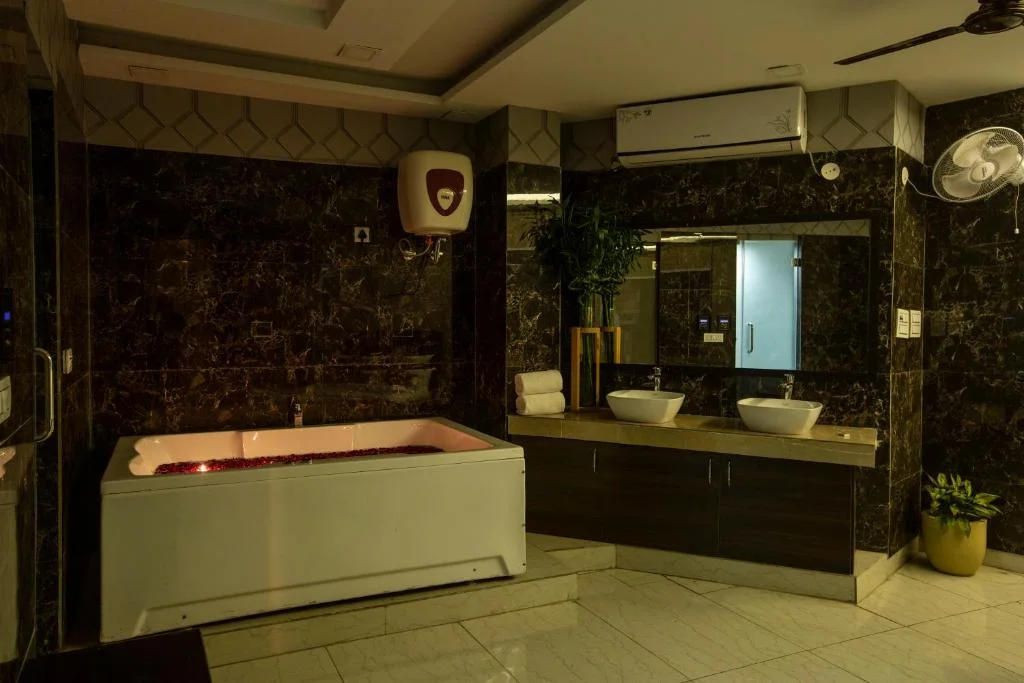 Hotel Prithvi Raj Near Airport - Hotel with Bathtub in Mahipalpur