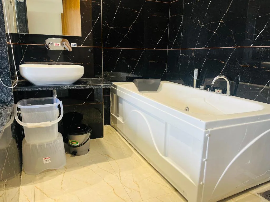 Hotel Royal Empire - Hotel with Bathtub in Gandhinagar