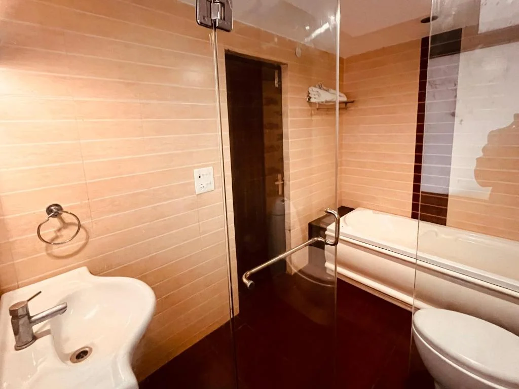 Hotel The Reo Near Har Ke Pauri Road - Hotel with Bathtub in Haridwar