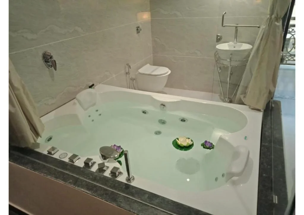 Hotel Lake Facing Premium Reteat - Hotel with Bathtub in Lavasa