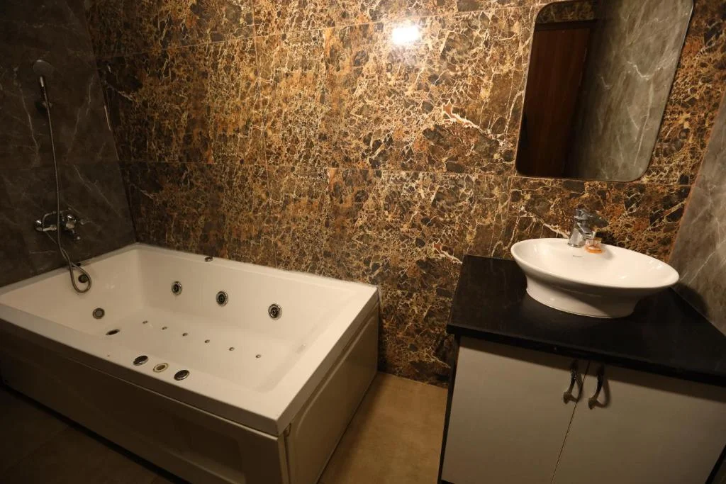 Hotel Lavit Couple Friendly Near Metro Station - Hotel with Bathtub in Faridabad