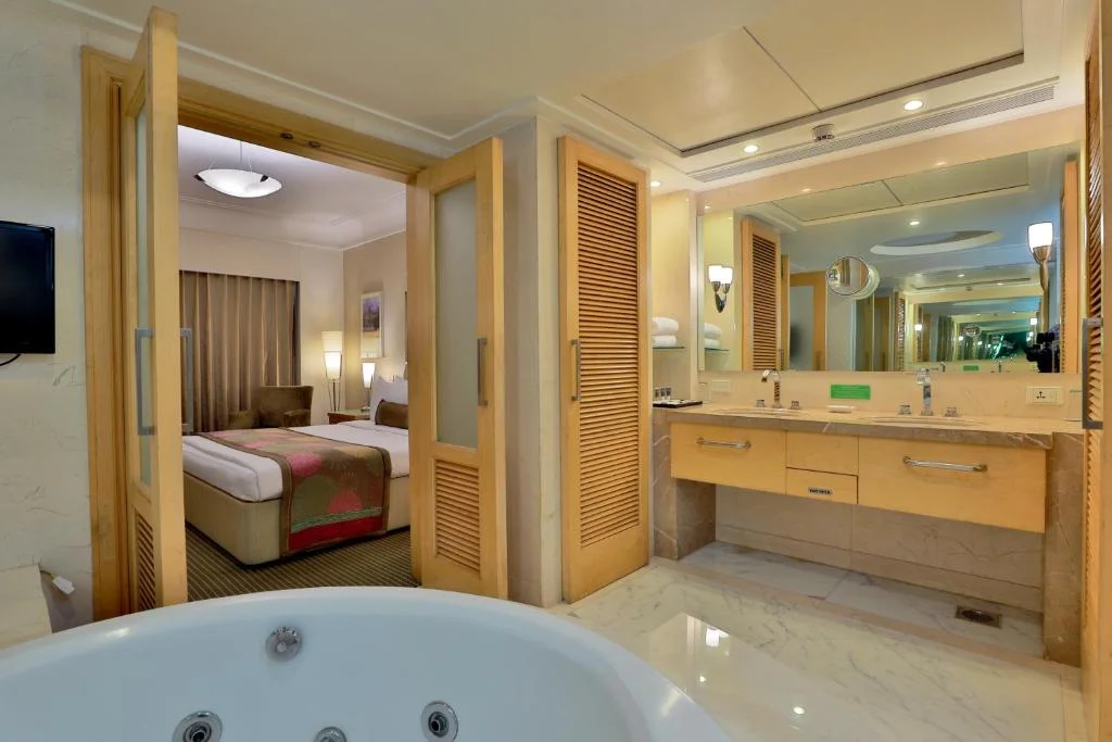 Hotel Room The Imperial Palace - Hotel with Bathtub in Rajkot
