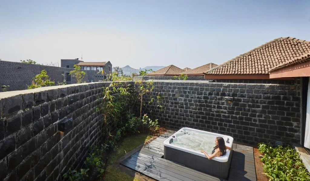 Hotel Room Viveda Wellness Resort - Hotel with Bathtub in Nashik