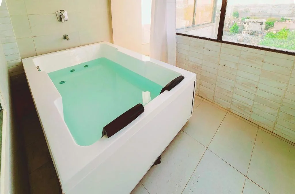 Nova Hotel New Crossroad - Hotel with Bathtub in Rajkot