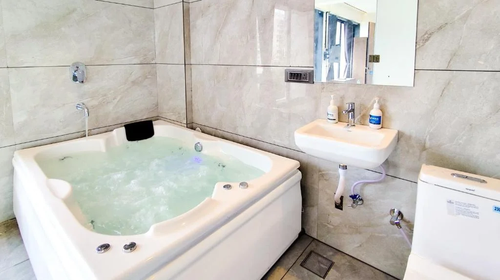 Rajkot Hotel Nova Bizz - Hotel with Bathtub in Rajkot