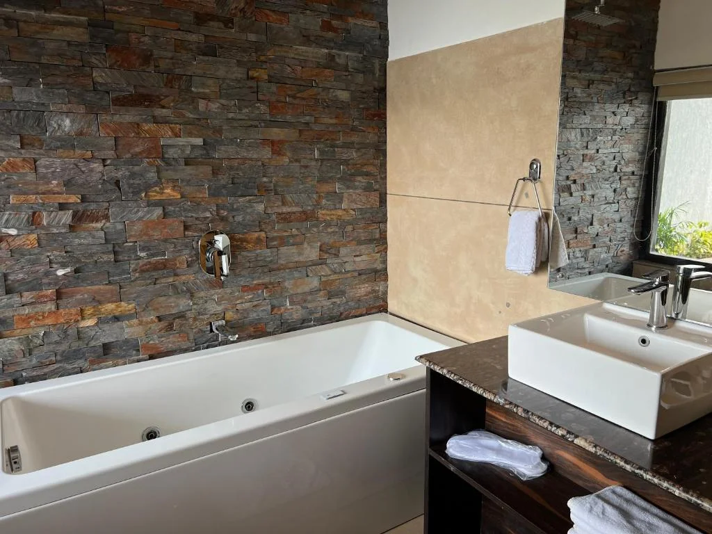 The Lake Hill - Hotel with Bathtub in Nainital