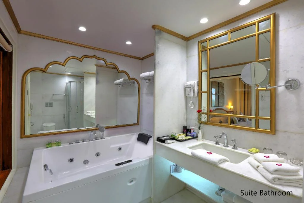 Suite Hotel Clarks Shiraz - Hotel with Bathtub in Agra