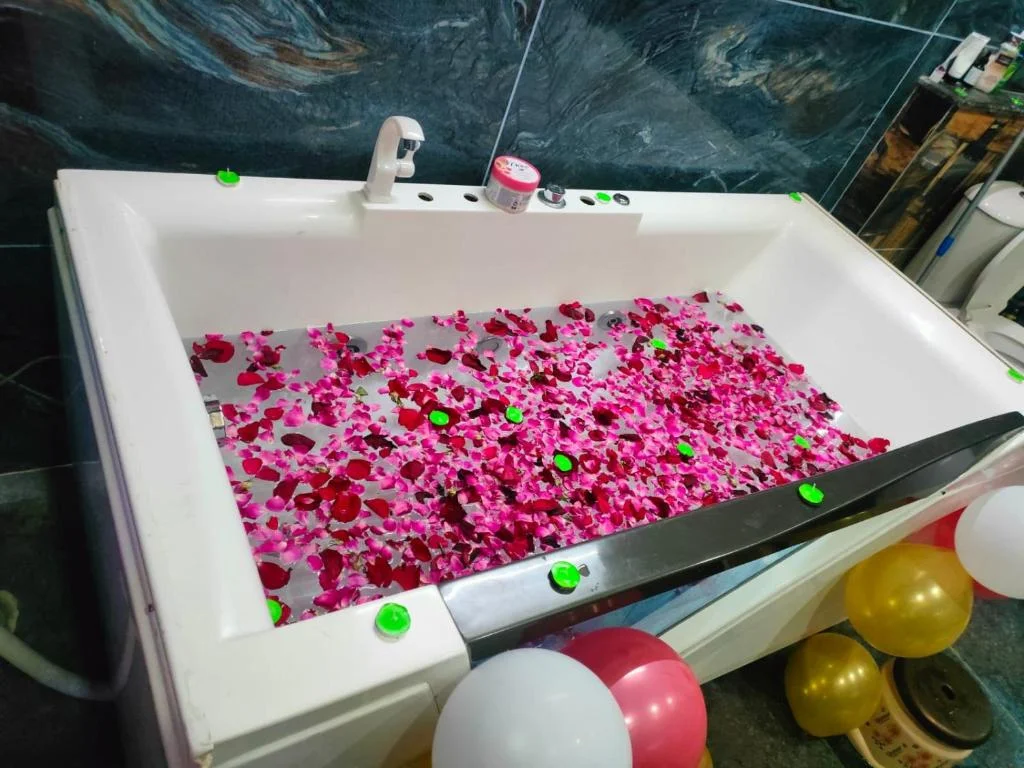 Urban Homestay Camping Swimming Pool Wood Cottage - Hotel with Bathtub in Zirakpur