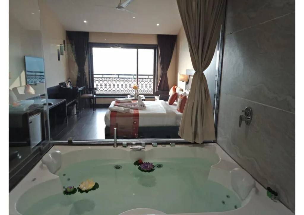 Lake Facing Premium Reteat Hotel - Hotel with Bathtub in Lavasa