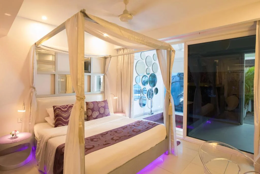 Pool In Room The Park - Hotel with Bathtub in Calangute