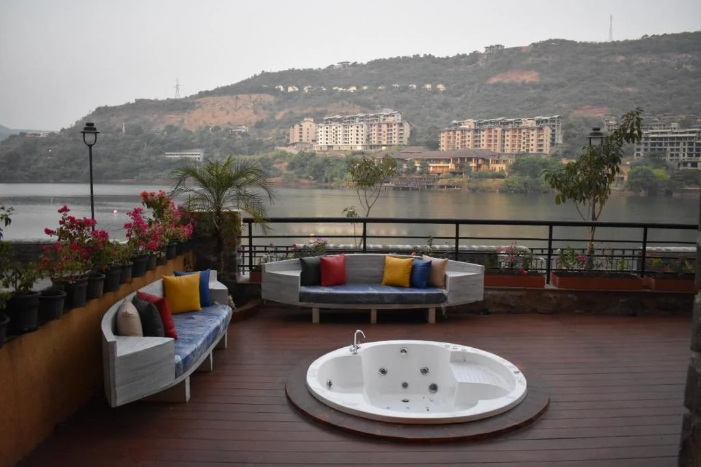 Private Jacuzzi Room Lake Palace - Hotel with Bathtub in Lavasa