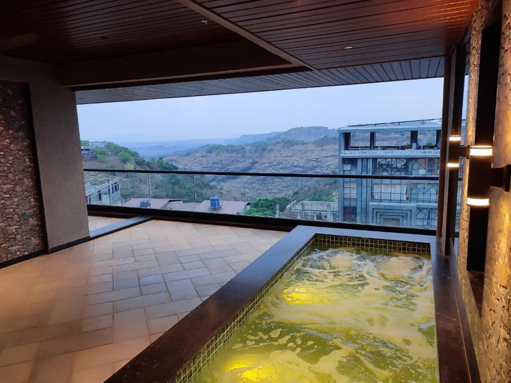Private Pool Room Manas Lifestyle Villas - Hotel with Bathtub in Igatpuri