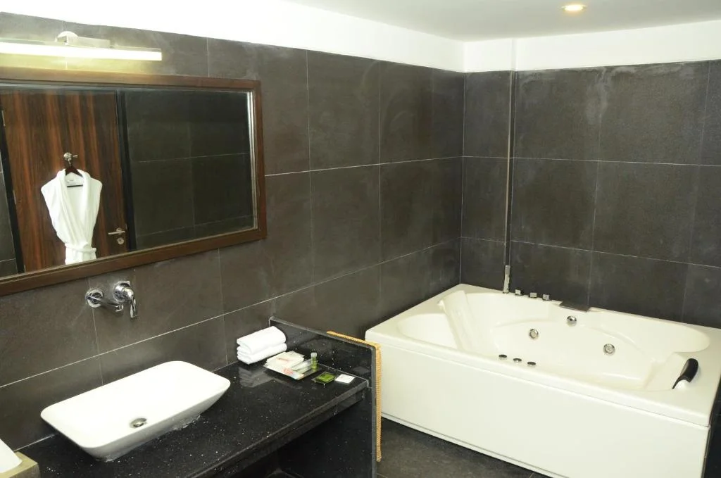Radisson Hotel Room - Hotel with Bathtub in Chandigarh