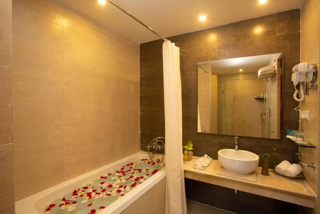 Romantic Bathtub Gokulam Park - Hotel with Bathtub in Coimbatore