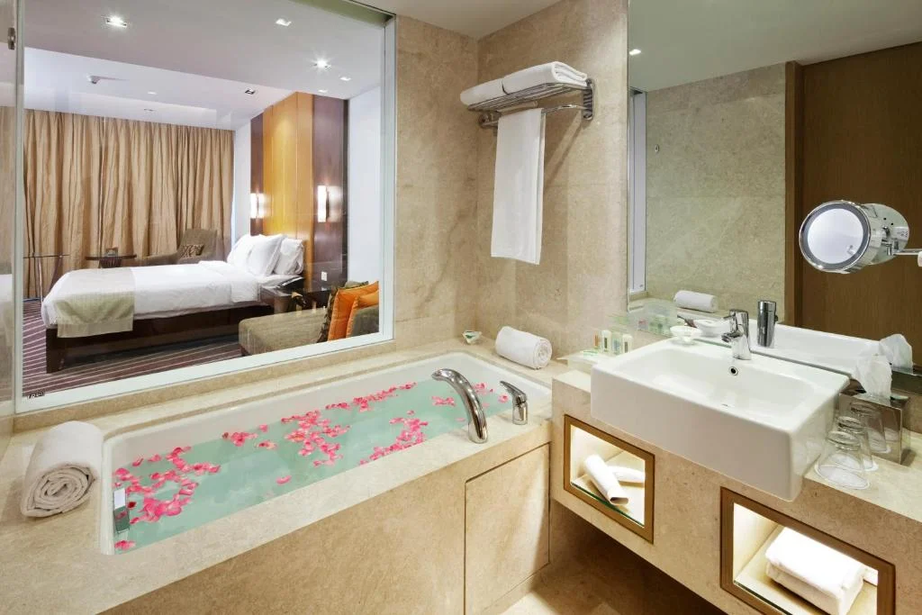 Romantic Bathtub Holiday Inn International Airport An Ihg Hotel - Hotel with Bathtub in Mumbai