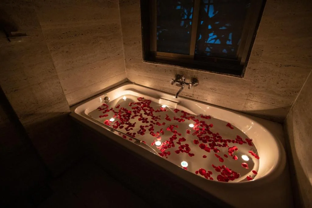 Romantic Bathtub Freesia Resort By Express Inn - Hotel with Bathtub in Nashik
