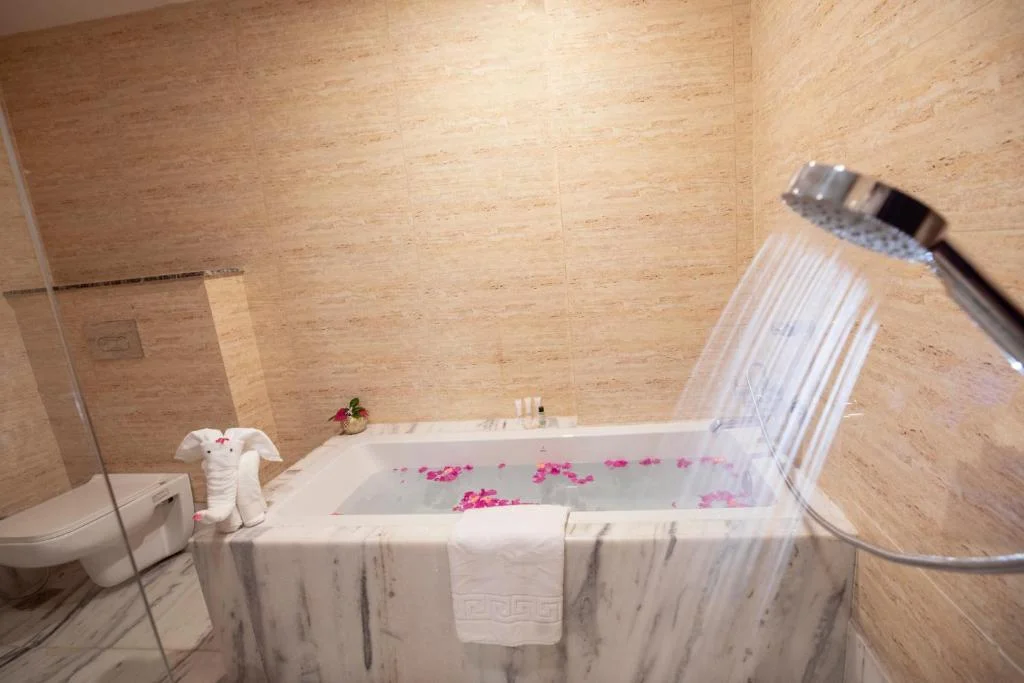 Romantic Bathtub Room Lalita Grand - Hotel with Bathtub in Mathura