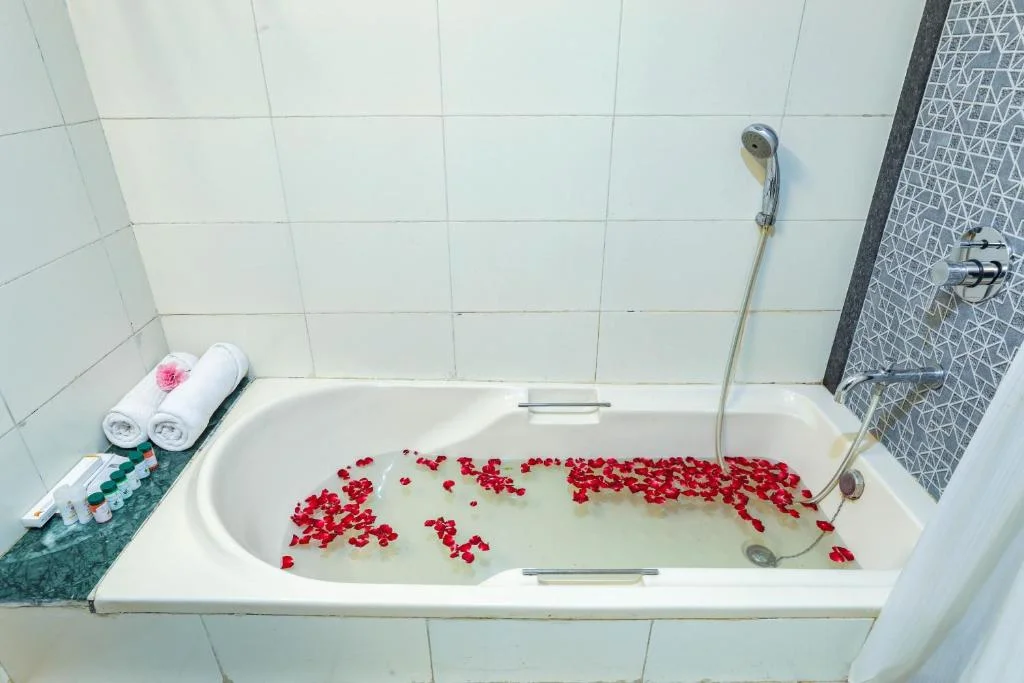 Romantic Bathtub Room Mystic Valley Spa Resort - Hotel with Bathtub in Igatpuri