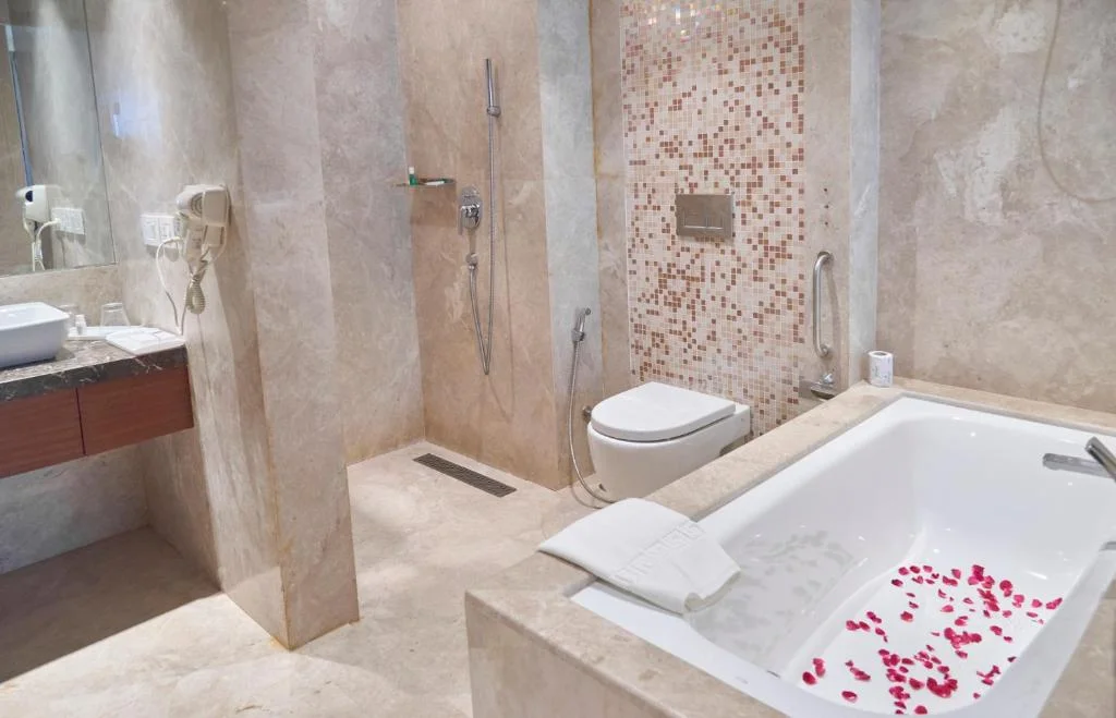 Romantic Bathtub Room The P L Palace - Hotel with Bathtub in Agra