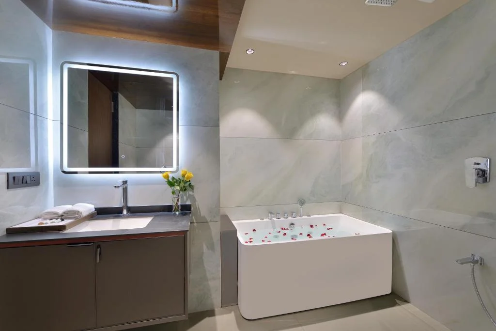 Room Urbane By Treat - Hotel with Bathtub in Daman